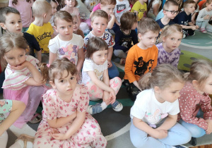 Dzieci oglądają przedstawienie