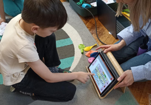chłopiec dotyka tablet