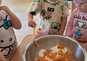 Dzieci przygotowują ciasto marchewkowe