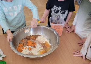 Dzieci przygotowują ciasto marchewkowe