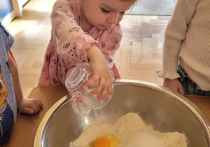 Dzieci przygotowują ciasto marchewkowe