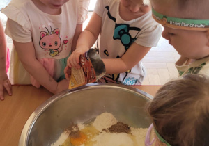 Dzieci przygotowują ciasto marchewkowe