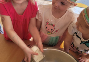 Dzieci przygotowują ciasto marchewkowe