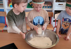 Dzieci przygotowują ciasto marchewkowe