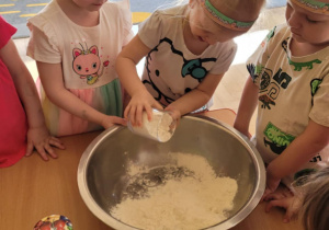 Dzieci przygotowują ciasto marchewkowe