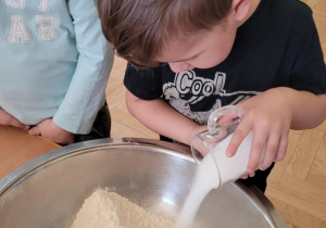 Dzieci przygotowują ciasto marchewkowe