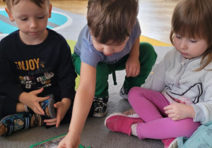 Dzieci poznają wiejskie zwierzęta