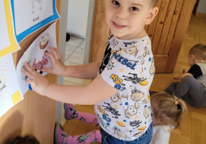 Dzieci poznają wiejskie zwierzęta