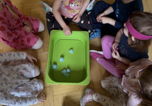 Zabawy do bajki o Calineczce