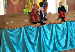 Dzieci oglądają przedstawienie teatralne