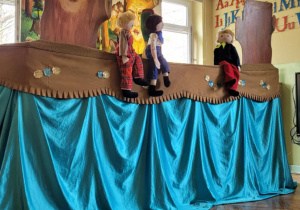 Dzieci oglądają przedstawienie teatralne