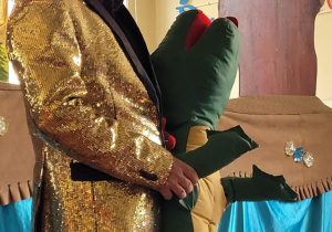 Dzieci oglądają przedstawienie teatralne