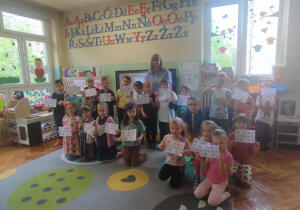dzieci uczestniczą w zajęciach