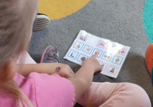 dzieci uczestniczą w zajęciach