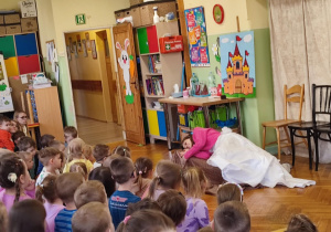 dzieci oglądają przedstawienie