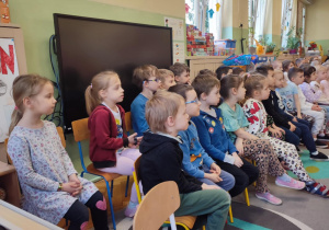 dzieci oglądają przedstawienie