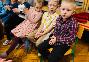 dzieci uczestniczą w koncercie