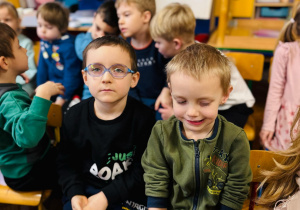 dzieci uczestniczą w koncercie