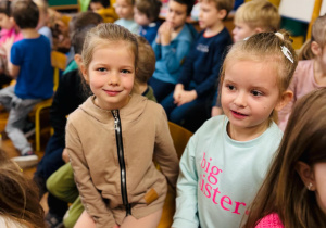 dzieci uczestniczą w koncercie