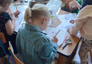 dzieci uczą się ciekawostek o mrówkach