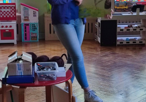 dzieci uczą się ciekawostek o mrówkach