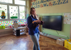 dzieci uczą się ciekawostek o mrówkach