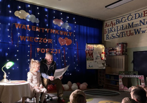 dzieci uczestniczą w wieczorze poetyckim