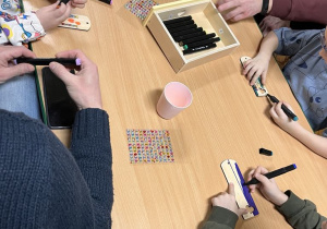 dzieci uczestniczą w wieczorze poetyckim