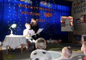 dzieci uczestniczą w wieczorze poetyckim