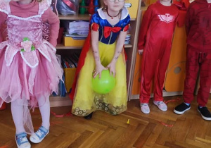 Dzieci bawią się na balu karnawałowym.