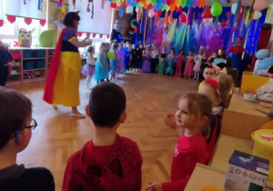 Dzieci bawią się na balu karnawałowym.