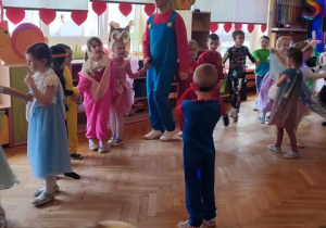Dzieci bawią się na balu karnawałowym.