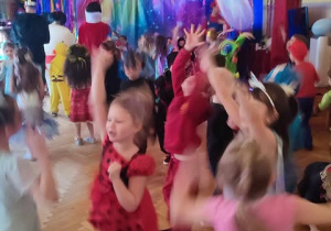 Dzieci bawią się na balu karnawałowym.