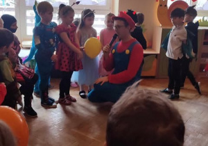 Dzieci bawią się na balu karnawałowym.