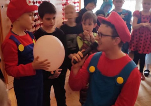 Dzieci bawią się na balu karnawałowym.