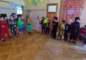 Dzieci bawią się na balu karnawałowym.