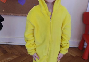 Dzieci bawią się na balu karnawałowym.