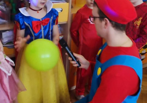 Dzieci bawią się na balu karnawałowym.