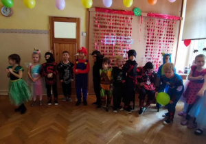 Dzieci bawią się na balu karnawałowym.