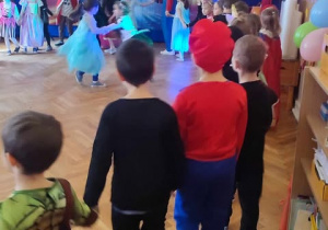 Dzieci bawią się na balu karnawałowym.