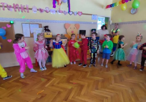 Dzieci bawią się na balu karnawałowym.