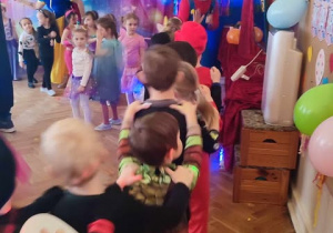 Dzieci bawią się na balu karnawałowym.