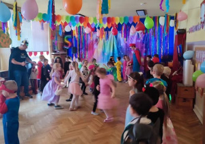 Dzieci bawią się na balu karnawałowym.