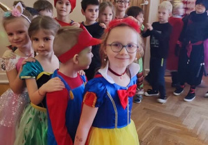 Dzieci bawią się na balu karnawałowym.