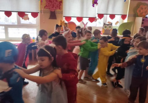Dzieci bawią się na balu karnawałowym.