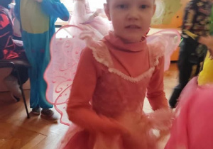 Dzieci bawią się na balu karnawałowym.