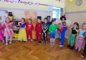 Dzieci bawią się na balu karnawałowym.