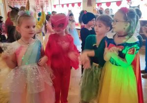 Dzieci bawią się na balu karnawałowym.