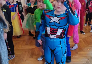 Dzieci bawią się na balu karnawałowym.