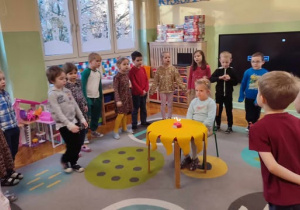 Dziewczynka obchodzi urodziny